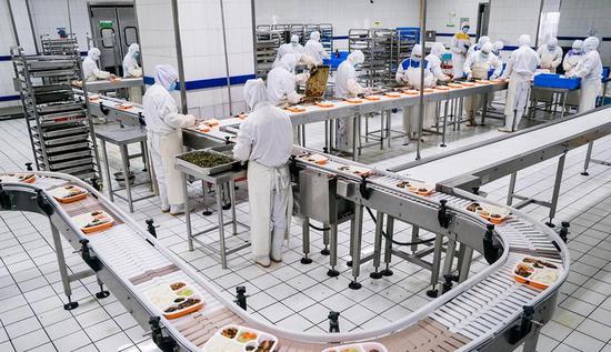 探访春运高铁盒饭生产全过程 从原料到餐桌，守护旅客舌尖安全
